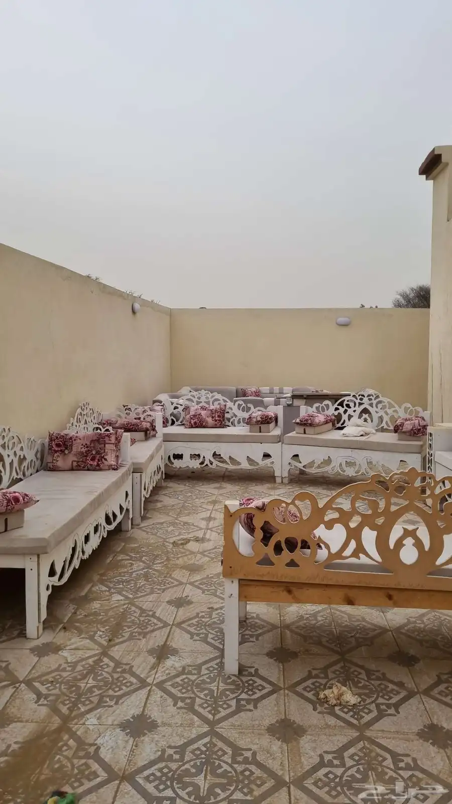 بيع كنب مستخدم نظيف  كراسي خشب مع الجلسات 1