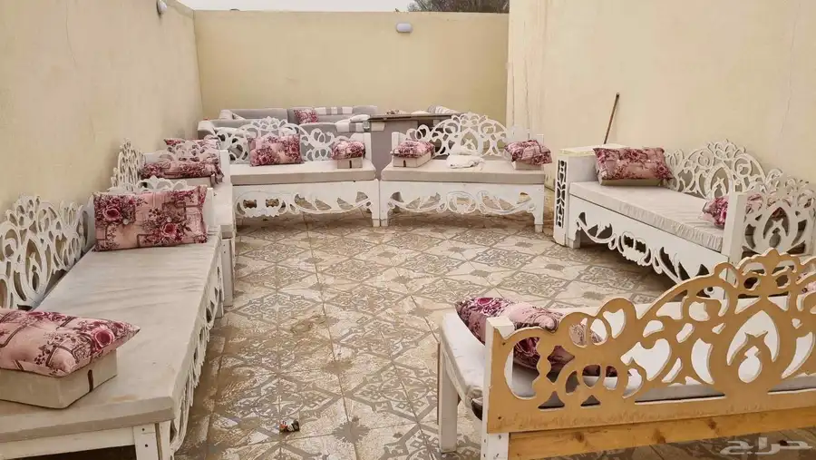 بيع كنب مستخدم نظيف  كراسي خشب مع الجلسات 0