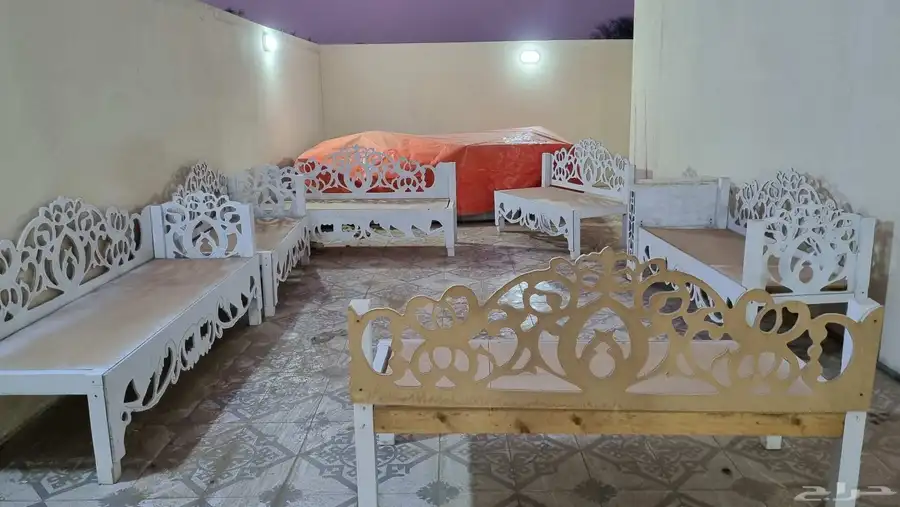 بيع كنب مستخدم نظيف  كراسي خشب مع الجلسات 4