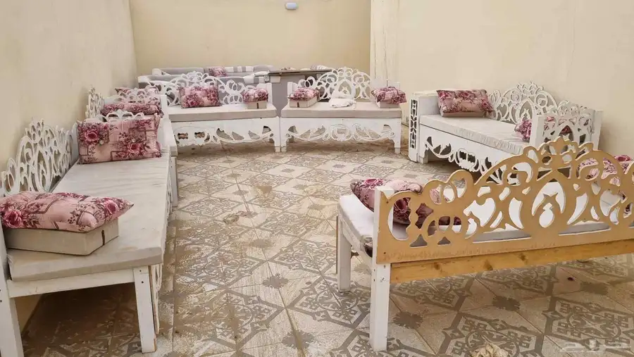 بيع كنب مستخدم نظيف  كراسي خشب مع الجلسات 2