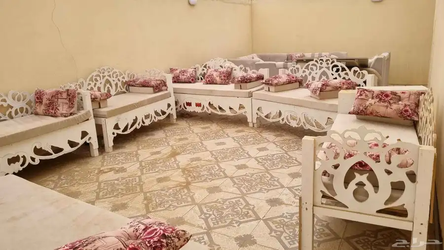 بيع كنب مستخدم نظيف  كراسي خشب مع الجلسات 5