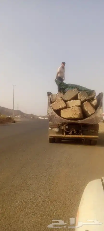 يوجد لدينا بوكلين لبناء الحجر وقص الارضي سواق فنان 055045378 2
