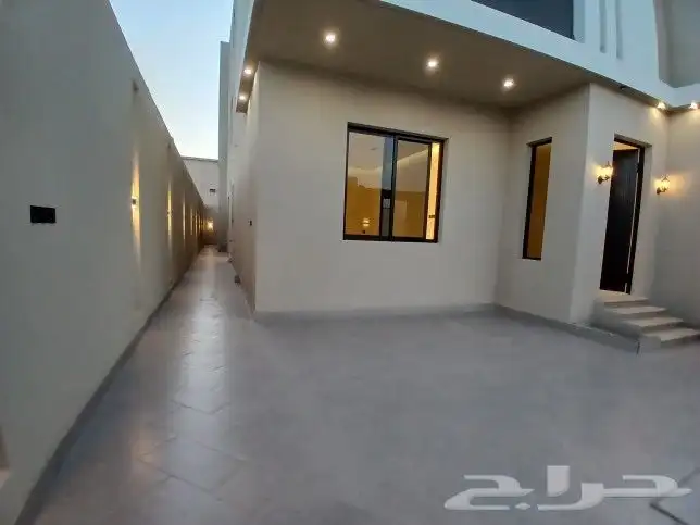 للبيع دور أرضي في عماره دورين تشطيبVIP طريق الثمانين بالخميس 4