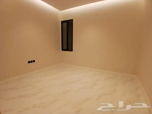 للبيع دور أرضي في عماره دورين تشطيبVIP طريق الثمانين بالخميس 21