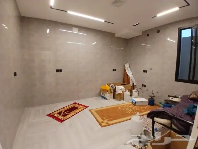 للبيع دور أرضي في عماره دورين تشطيبVIP طريق الثمانين بالخميس 15