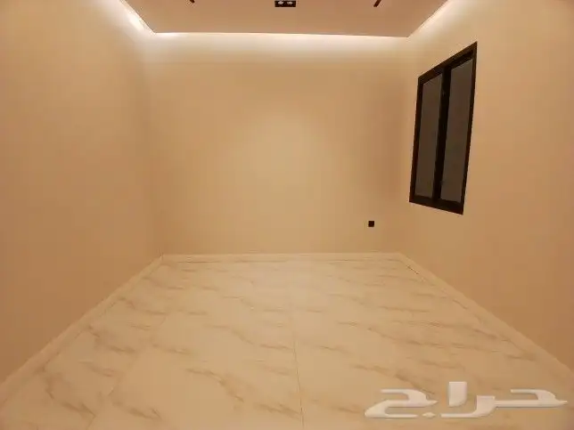 للبيع دور أرضي في عماره دورين تشطيبVIP طريق الثمانين بالخميس 12