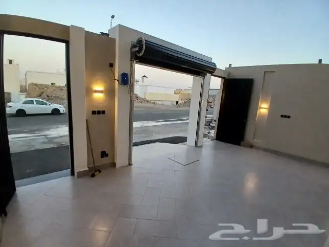 للبيع دور أرضي في عماره دورين تشطيبVIP طريق الثمانين بالخميس 5