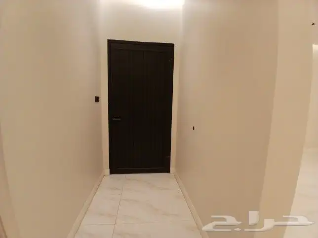 للبيع دور أرضي في عماره دورين تشطيبVIP طريق الثمانين بالخميس 14