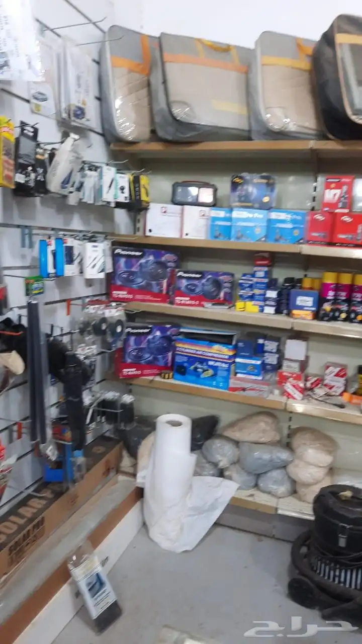 بظاعه محل تنجيد متكامله مه الرفوف والتخشيبه ومكينه الخياطه 0