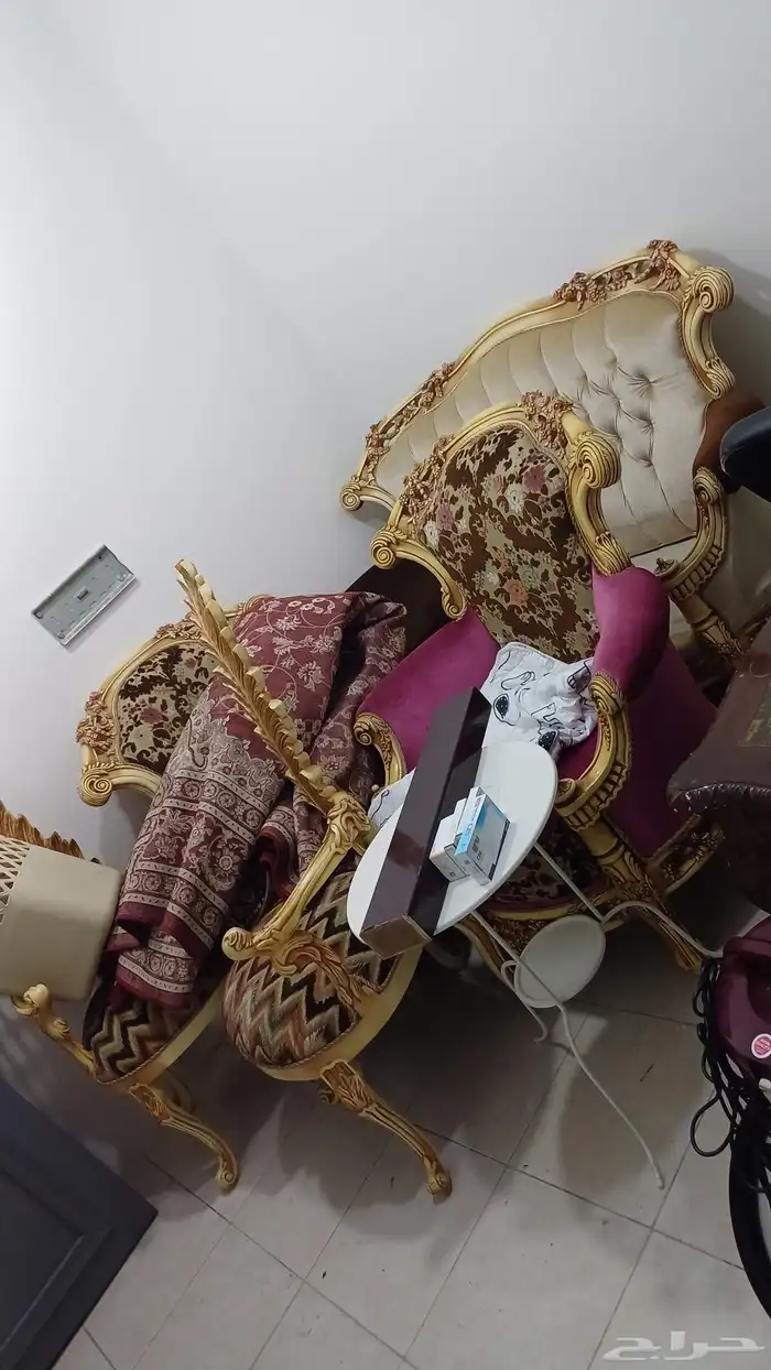 طاولة مكتبيه ا2 وكنب 4 قطع للبيع مستعمل شبه جديد نظيف 3
