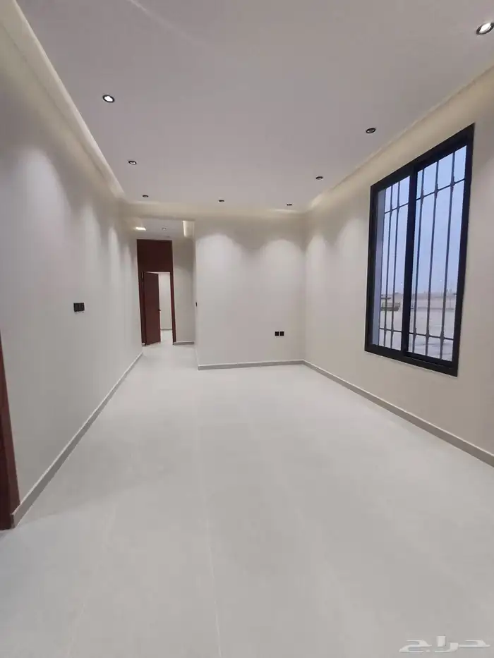 للبيع دور علوي مع سطح حي غصون 2