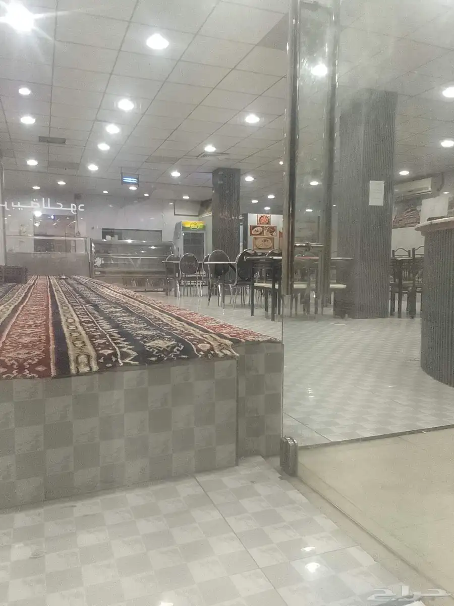 مطعم شعبي مع محل زجاجات سيارات لتقبيل 0
