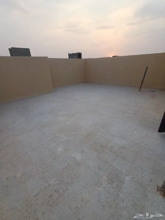 للبيع دور علوي مع سطح حي غصون 3
