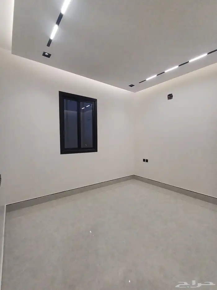 للبيع دور علوي مع سطح حي غصون 6