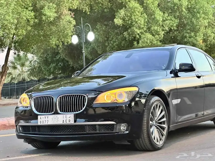 بي ام دبليو 750i 8