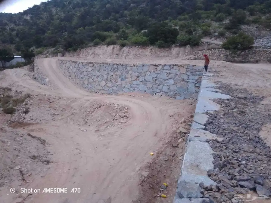 بناء جدران حجر بوكلينات وشيول قص ارضيات ترحيل دفنيات 5