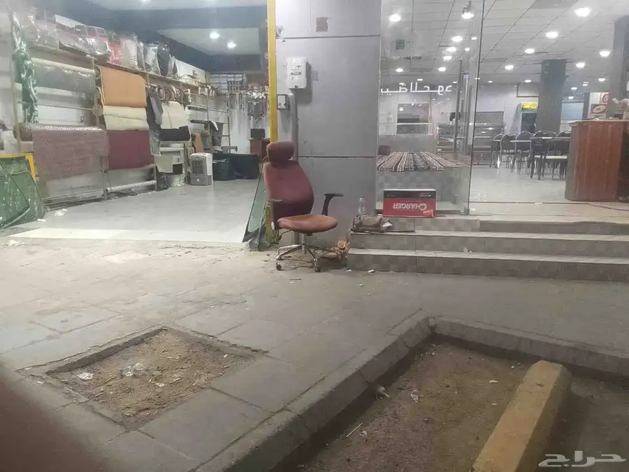 مطعم شعبي مع محل زجاجات سيارات لتقبيل 1