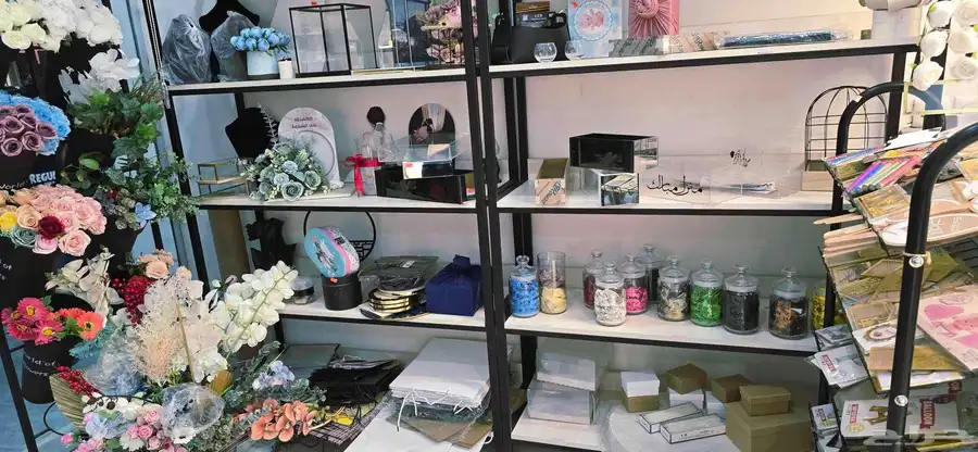 للتقبيل محل ورد وهدايا متكامل .. 5