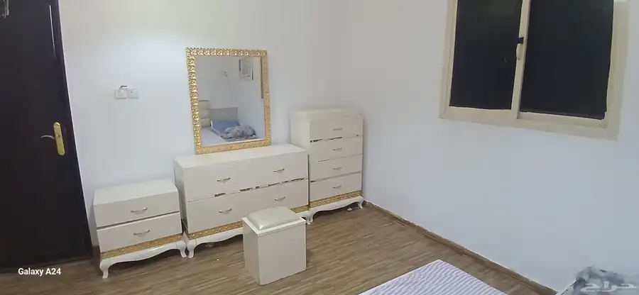 غرفة نوم للبيع حالتهامتوسطه السرير يحتاج قاعده خشب 3