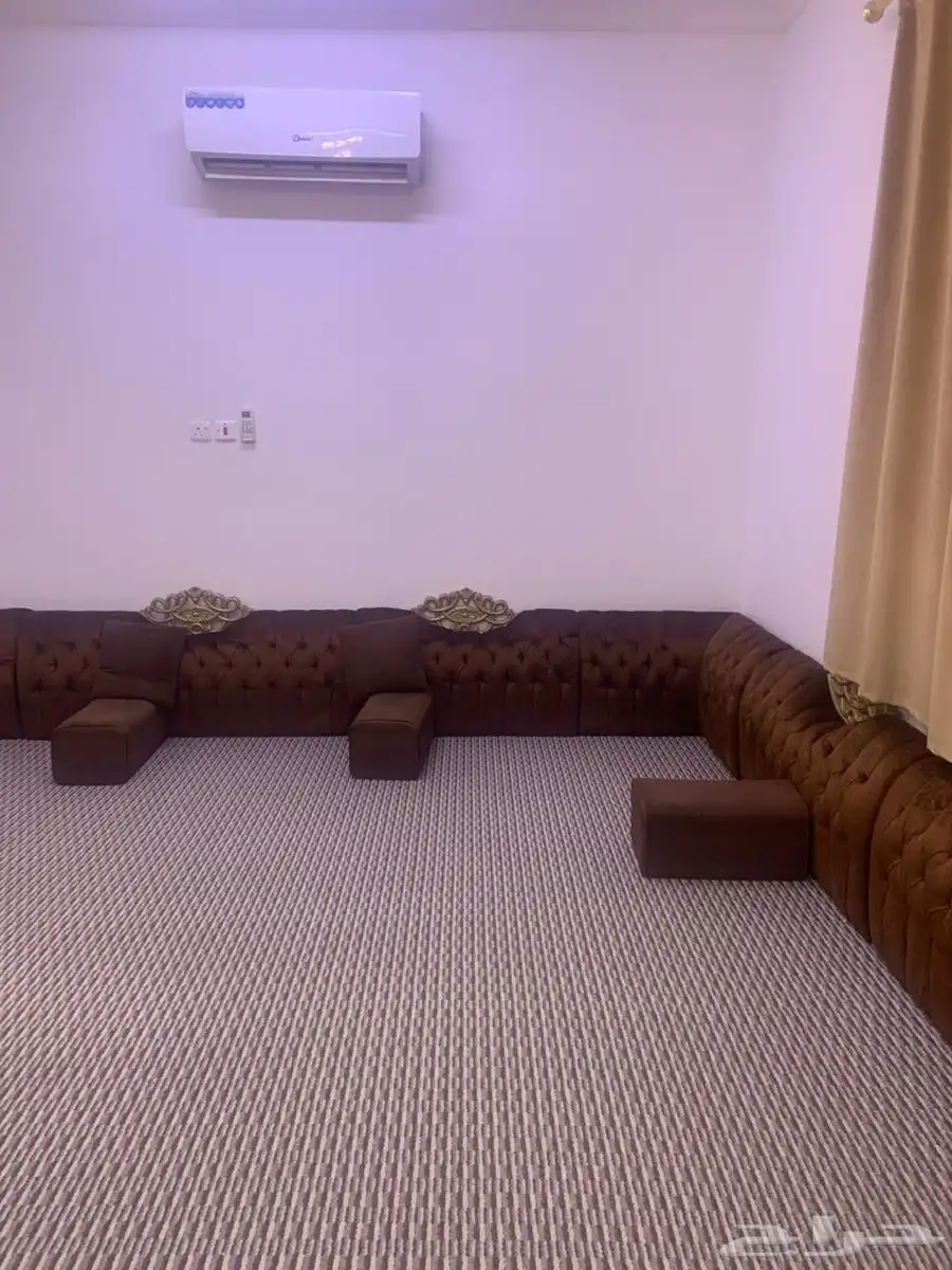 للبيع مجلس واوجار وطاولة وفرشه والستاره 1