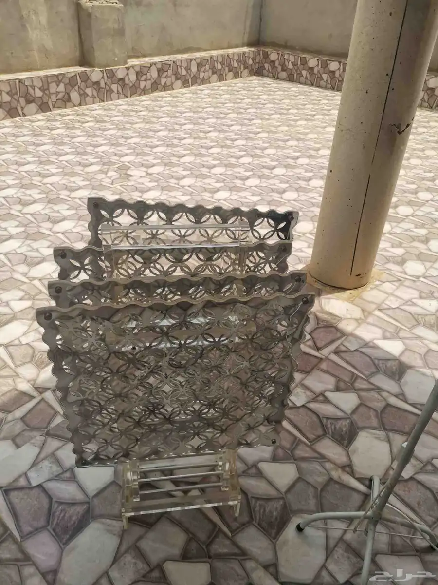 طاولات رخام جديدة على الشرط الشجرة المضيئة وطاولات عاديه 0