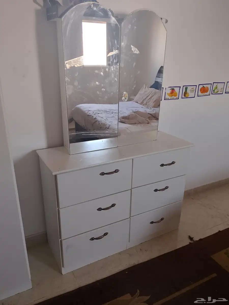 غرفه نوم مكونه من دولاب و2كومدينو وتسريحه بالكرسي للبيع 4