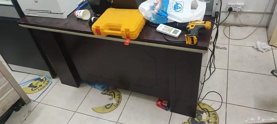 للبيع 2 مكاتب و 4 كراسي 3