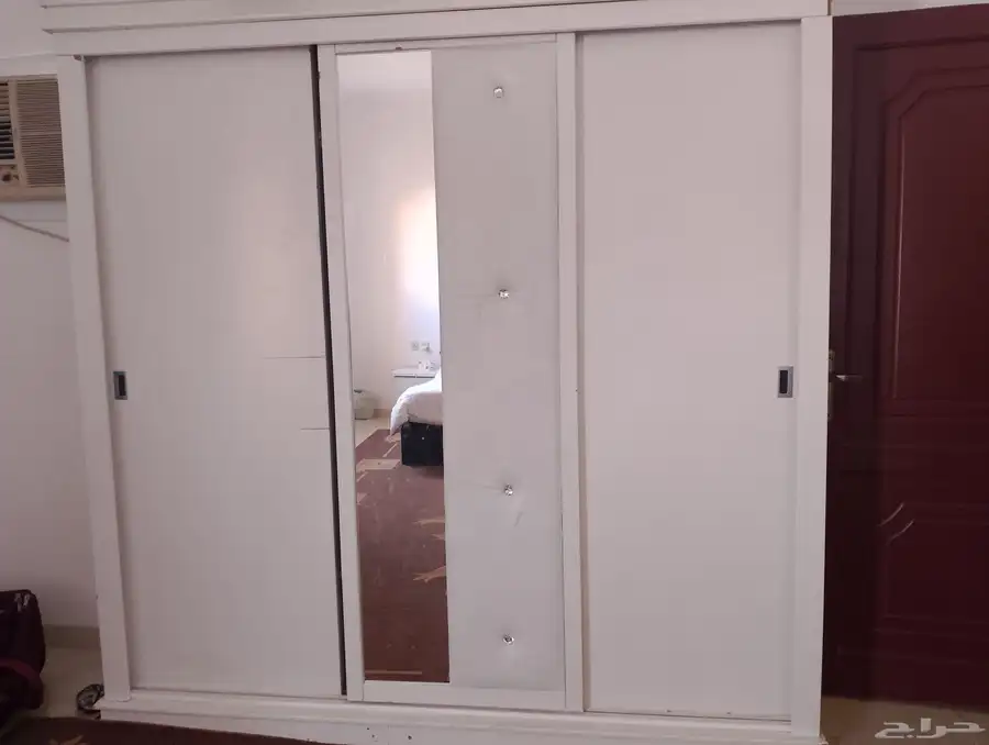 غرفه نوم مكونه من دولاب و2كومدينو وتسريحه بالكرسي للبيع 0
