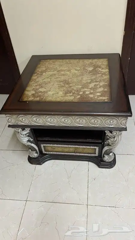 للبيع طاوله خشب ثقيله شبه جديده 0