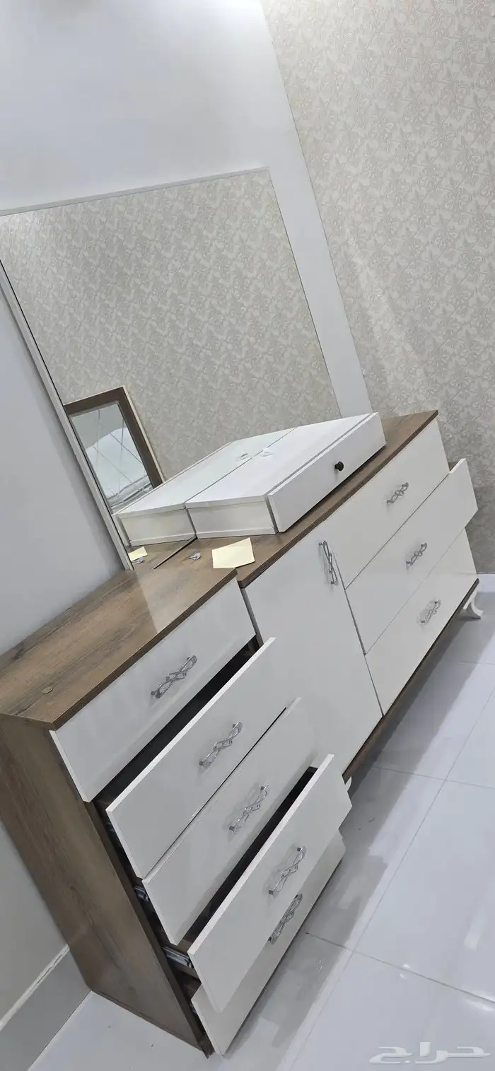 غساله وغاز فرن مع طاولات خدمه وكنب وفرش ارضيه مع نافوره 9