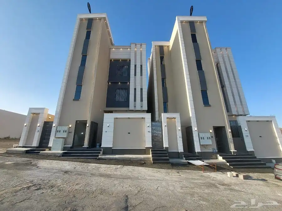 للبيع دور ثاني مدخل مستقل من 6غرف وسطح وموقع مميز 0