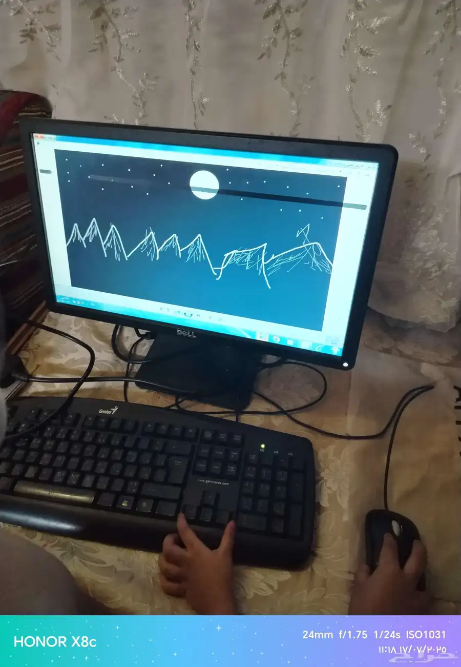 كمبيوتر مع شاشه وموس وصندوق سبب البيع ليسه لدينا مكان كافي 0