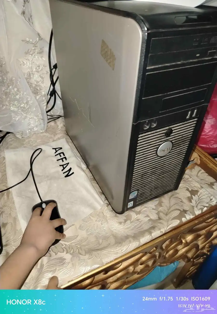 كمبيوتر مع شاشه وموس وصندوق سبب البيع ليسه لدينا مكان كافي 1
