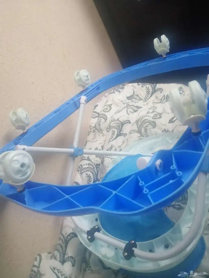 مشيه للطفل وكرسي طعام و مقعد لتدريب المرحاض شبه جديد 3