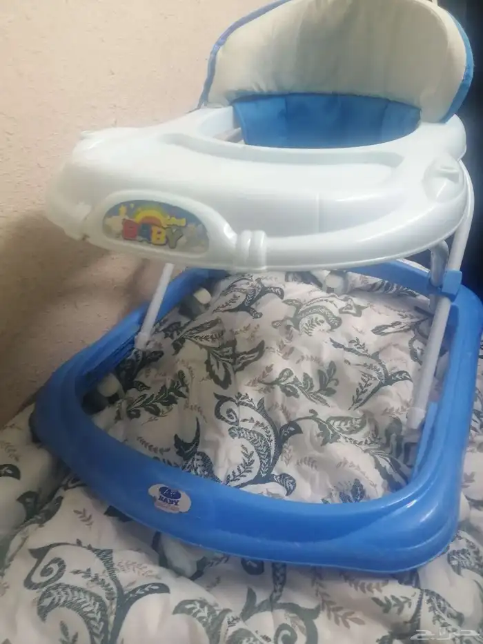 مشيه للطفل وكرسي طعام و مقعد لتدريب المرحاض شبه جديد 0