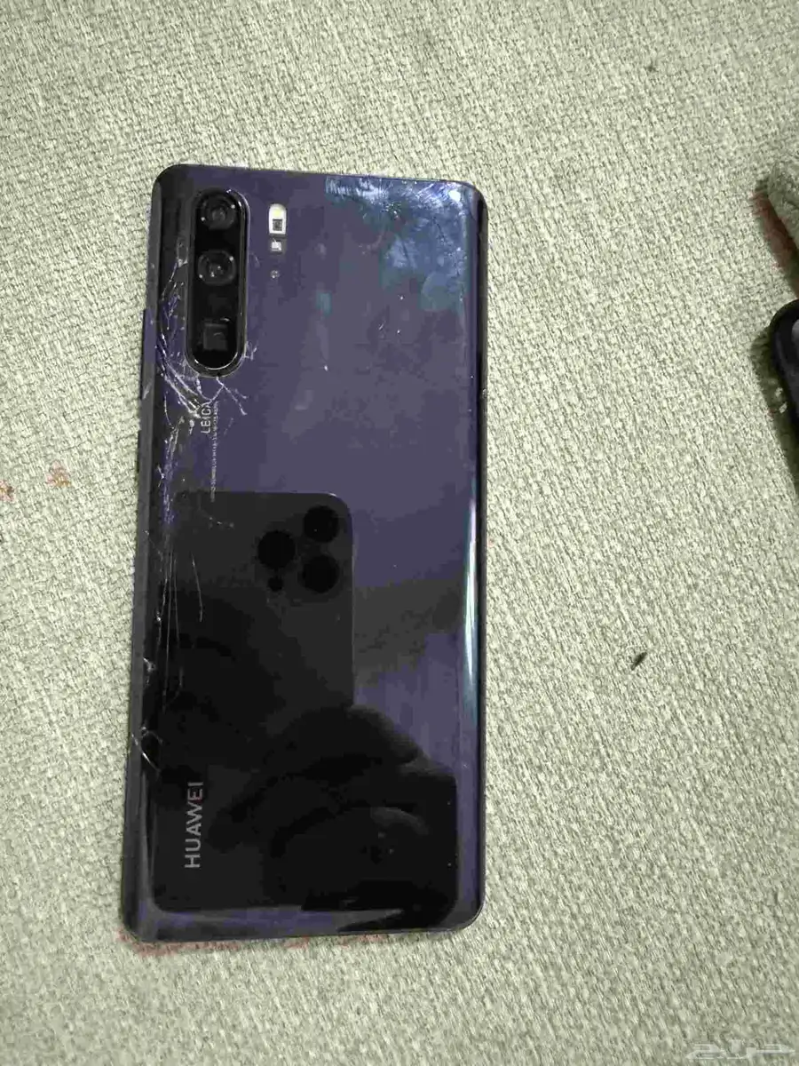 جوال هواوي p30 pro في كسر في الضهر وقزازة الكاميرا 3