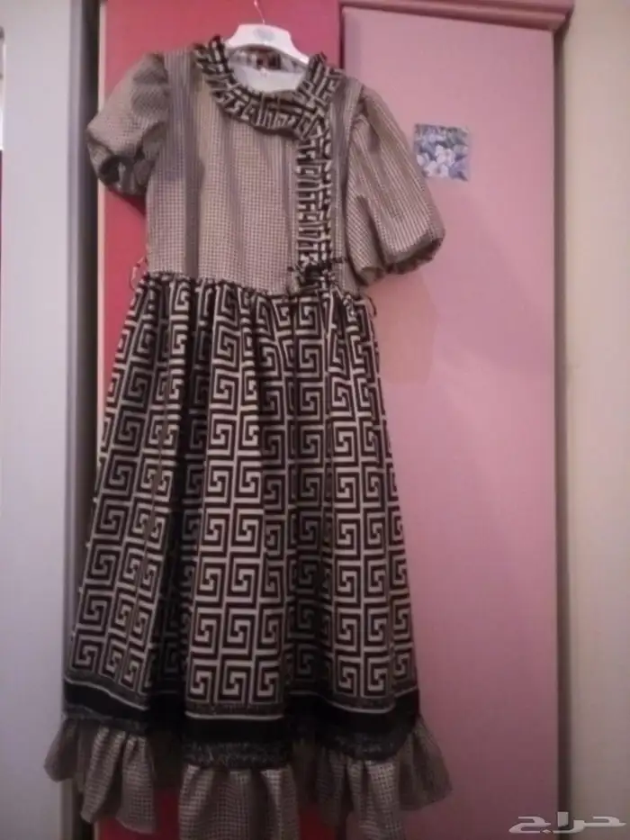 فستان سهره بناتي بني على اسود مع حزام لبس لعده ساعات فقط 0