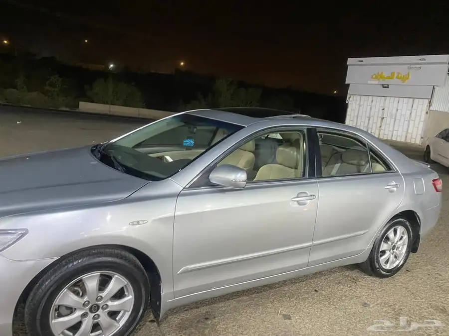 السلام عليكم حبيت اعرض سيارتي كامري موديل 2009 فل كامل مر 7