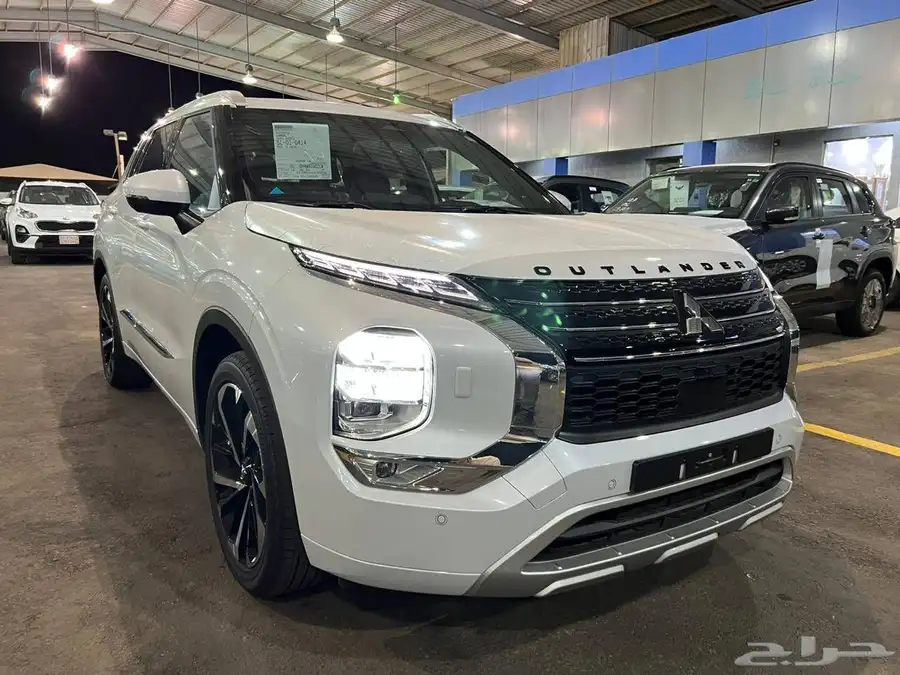 ميتسوبيشي اوتلاندر بريميوم 2025 1
