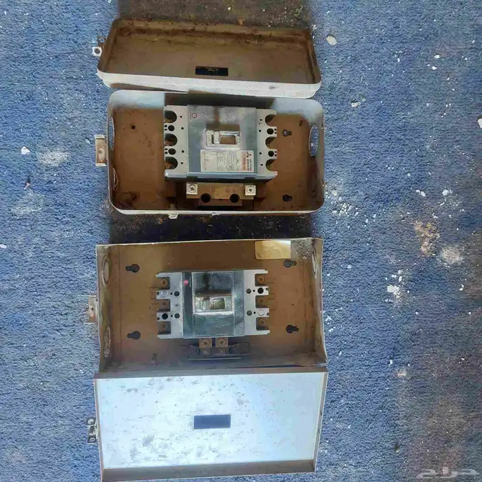 للبيع عدد 2 قاطع كهرب 100 و 50 انمبير 0