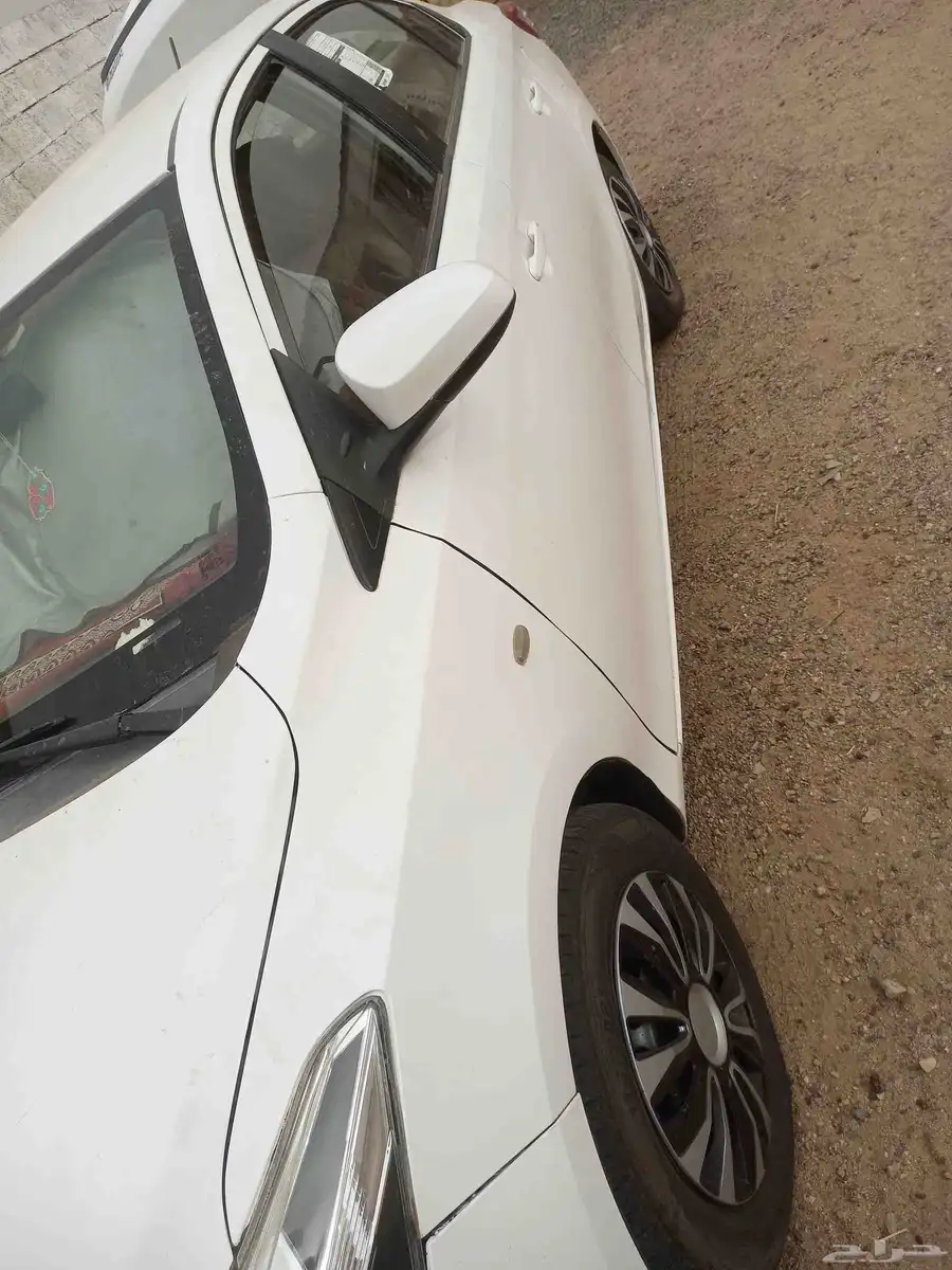 سياره للبيع يارس نضيف موديل 14 نضيف ممشى 140 مكينه قير مكيف 1