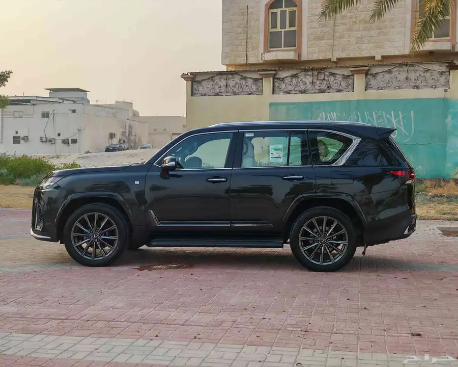 لكسز LX 600 F Sport أسود لؤلؤي موديل 2023 5