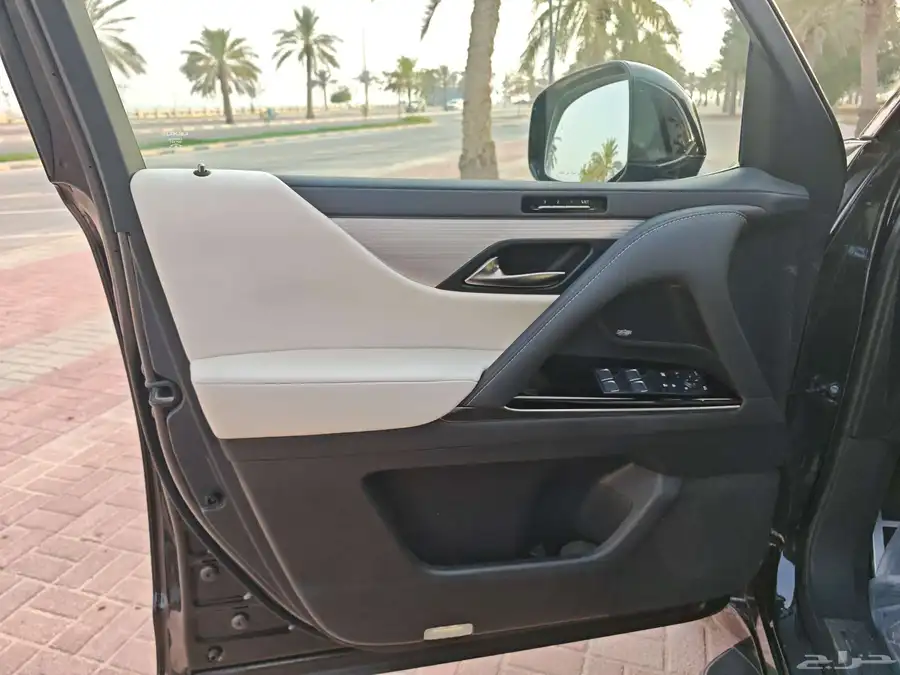 لكسز LX 600 F Sport أسود لؤلؤي موديل 2023 24