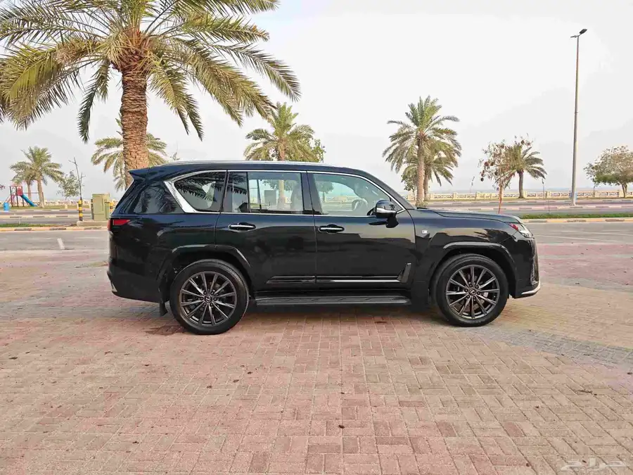 لكسز LX 600 F Sport أسود لؤلؤي موديل 2023 6