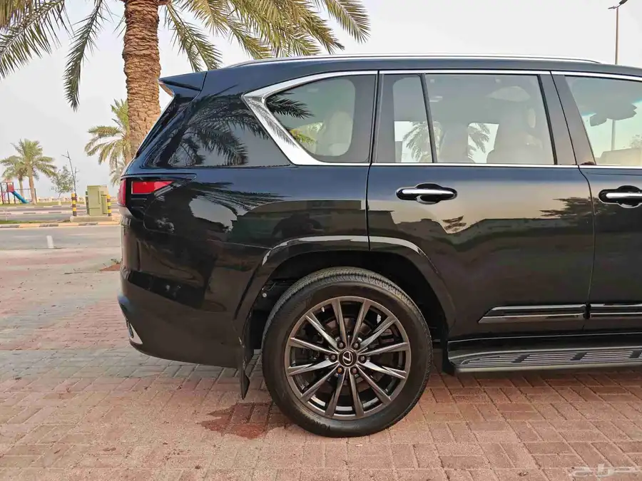 لكسز LX 600 F Sport أسود لؤلؤي موديل 2023 17