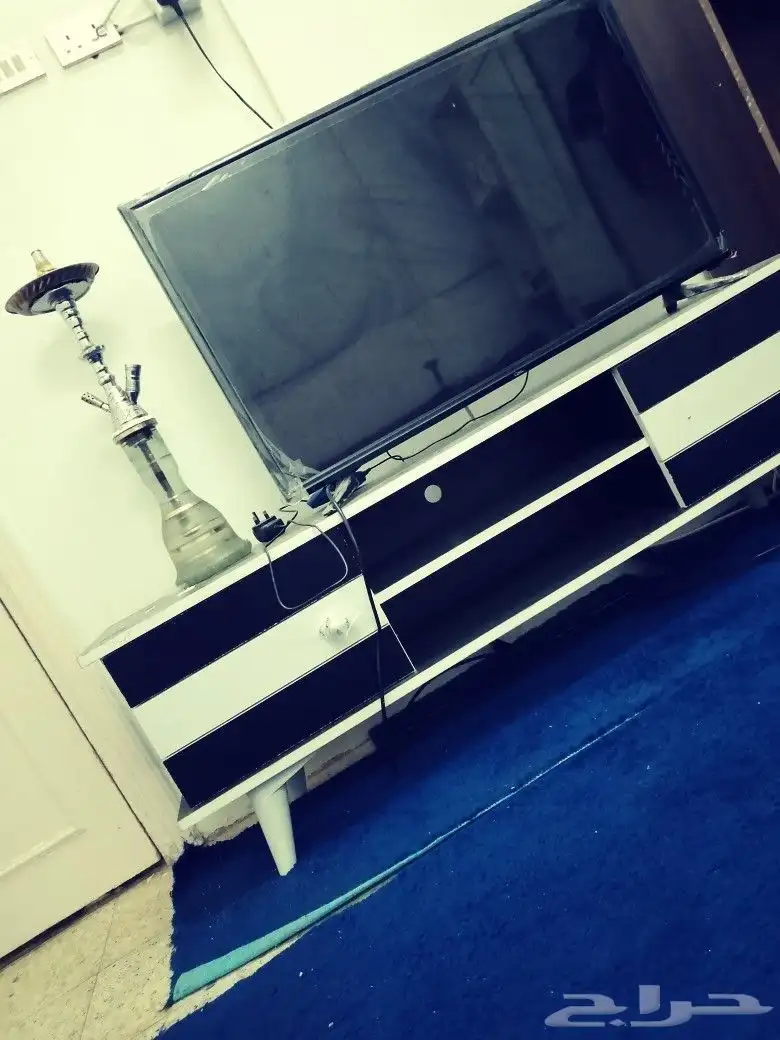 شاشه 42 بوصه عادي للبيع مع الطاوله لاعلى سوم 0