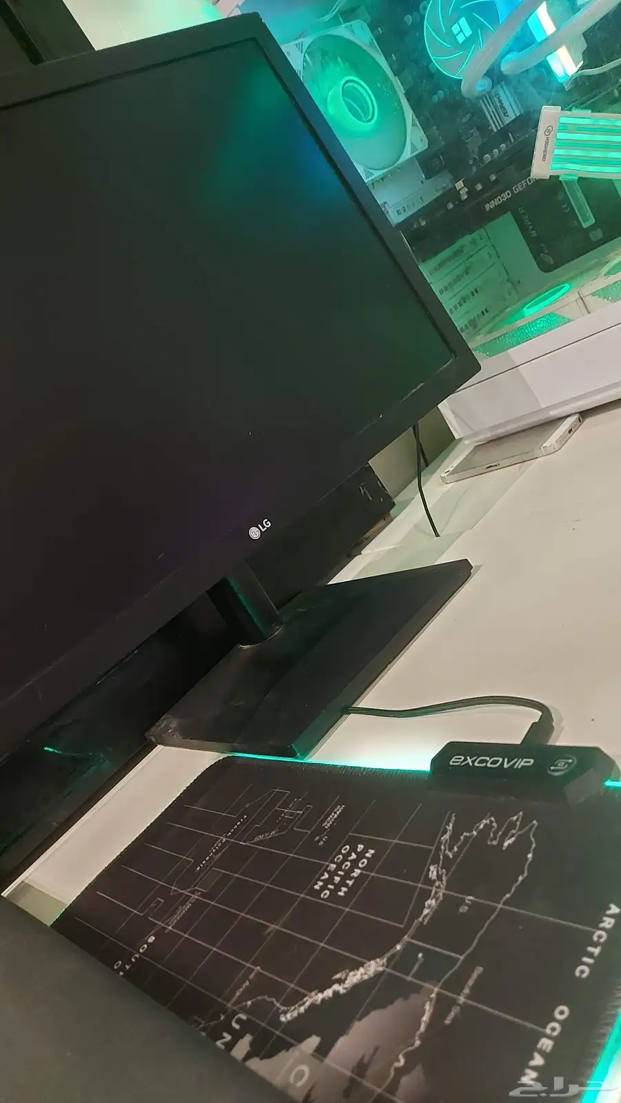شاشة كبيوتر وكذلك شاشة كاميرات مراقبة 0