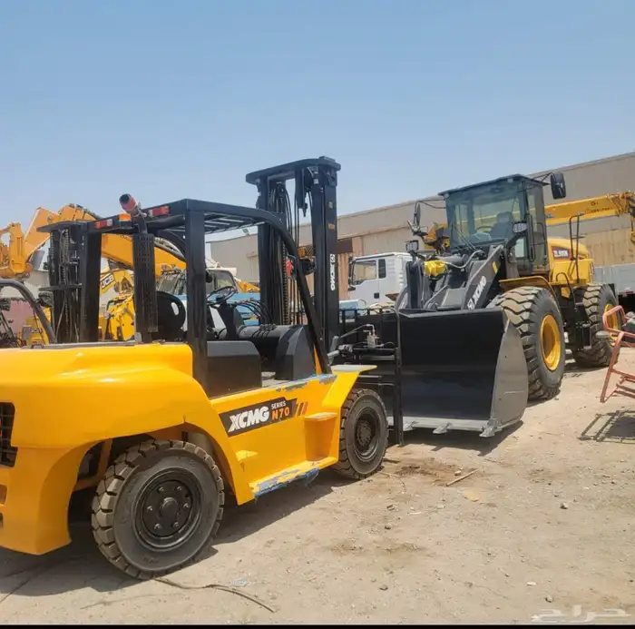 يوجد لدينا رافعات شوكيه وجي سي بي وكرينات وببكات للايجار 3