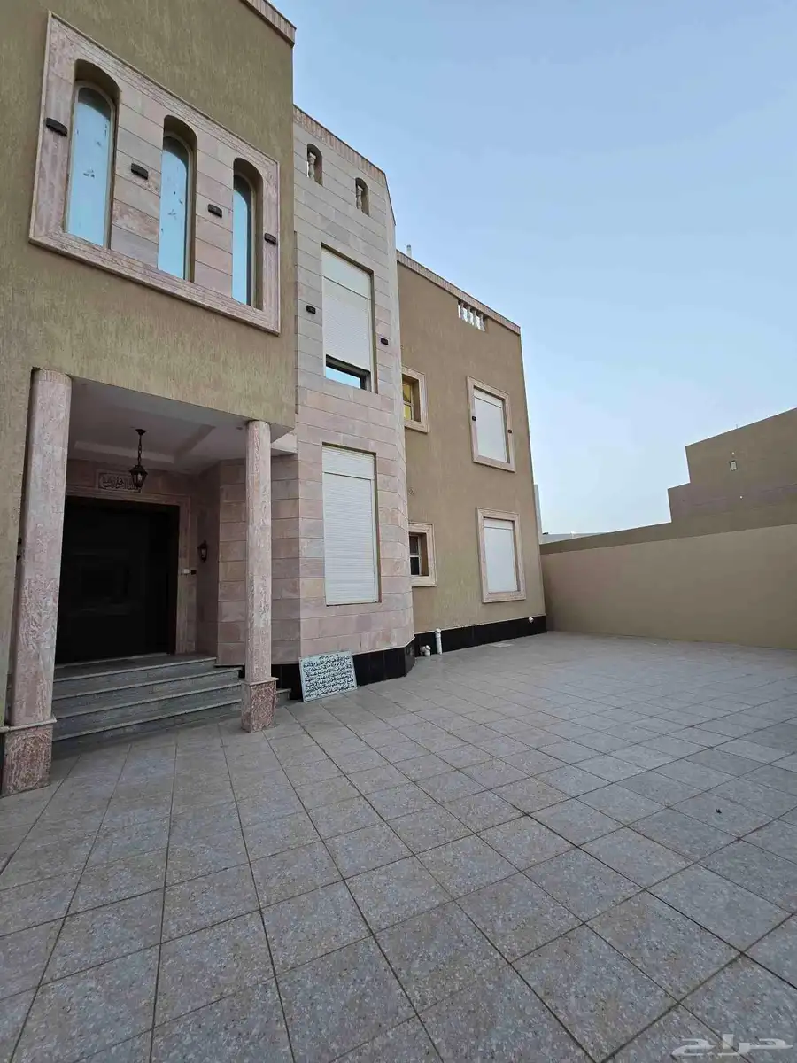 فيلا دورين وملحق ومن الخلف ثلاث شقق للبيع 2