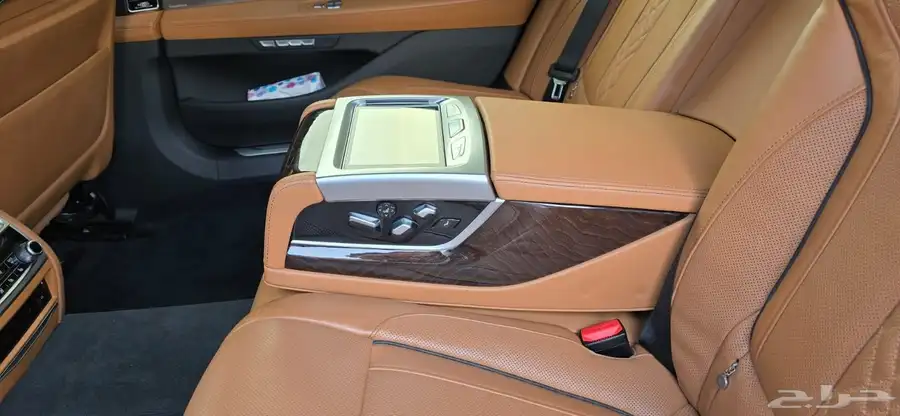 بي ام دبليو 750 موديل 2018 بحالة ممتازة 31